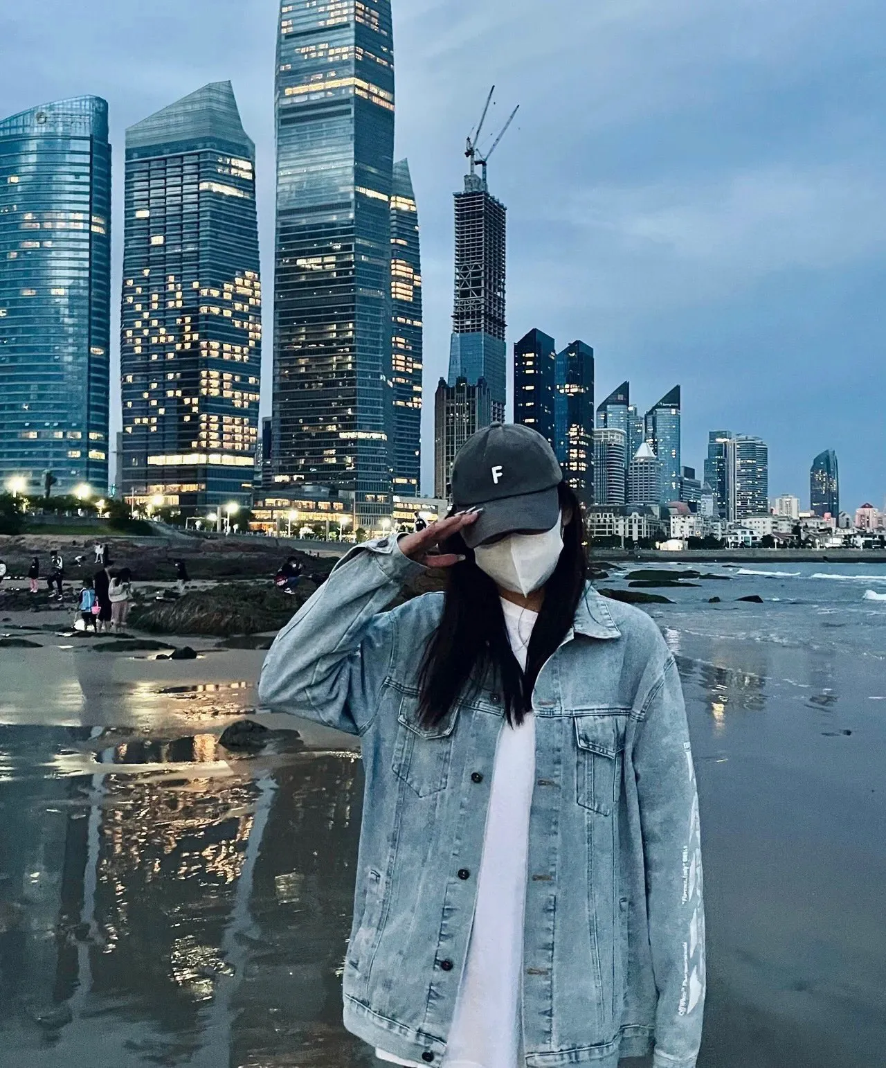 ♻️💯Upper body reference model picture❤️Top tested version OFF WHITE OW new tape patch arrow Zebra Crossing OW men's and women's couple denim jacket original quality 22 brand new official collar label, truly over-the-top version Off-white 2022SS BLACK TAPE ARROWS DENIM JACKET strip denim jacket, distinctive signature, unique high street style! The latest rubber strip industrial style elements in spring and summer (the main focus this season), heavy denim, more tough and retro, the main elements are heavily processed and have a micro profile, which can be worn by both men and women! Street arrow denim, a full set of customized accessories! Strict quality control! The same level as purchasing counters! Extremely difficult, don’t be afraid of any comparison! Color: washed blue Size: XS-L P:560